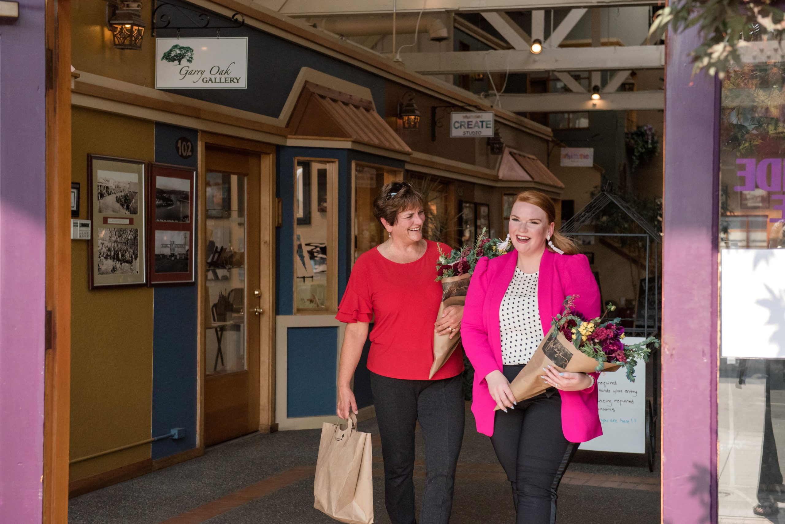 Downtown Oak Harbor Shopping Mall on Pioneer way, Women shopping, flowers, City of Oak Harbor